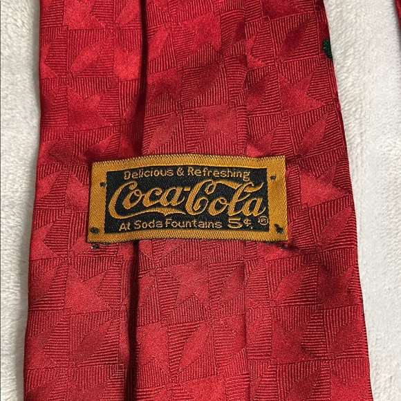 Coca Cola Festive Red Tie with Santa Design - Picture 2 of 3